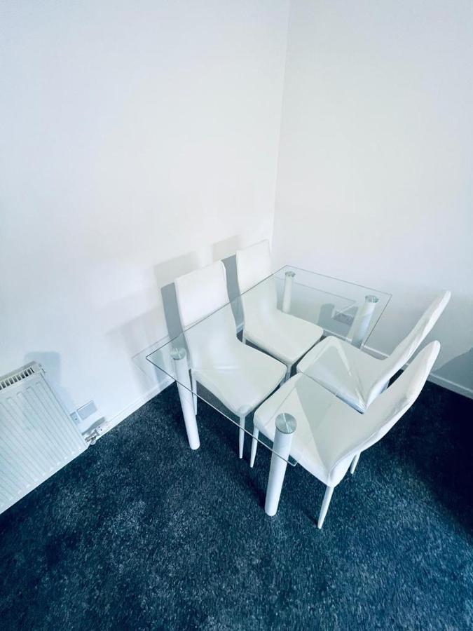 Modern 2 Bedroom Apartment With Free Parking Glasgow Exterior foto