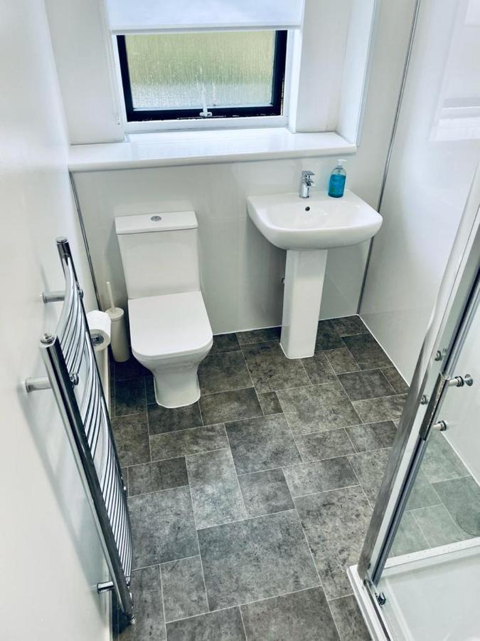 Modern 2 Bedroom Apartment With Free Parking Glasgow Exterior foto