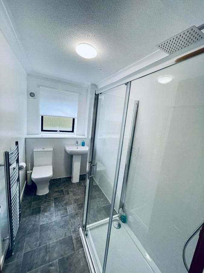 Modern 2 Bedroom Apartment With Free Parking Glasgow Exterior foto
