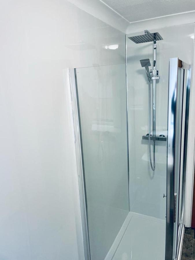 Modern 2 Bedroom Apartment With Free Parking Glasgow Exterior foto